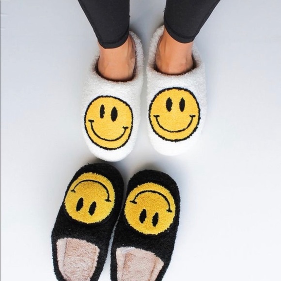 NEW SOFT SMILEY FACE SLIPPERS WOMEN COMFORTABLE PREPPY GIFT WOMEN SIZE 5-11 - Picture 4 of 12